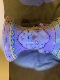 Deux vases en porcelaine de Chine famille rose pour le march&eacute; Straits ou Peranakan, 19&egrave;me